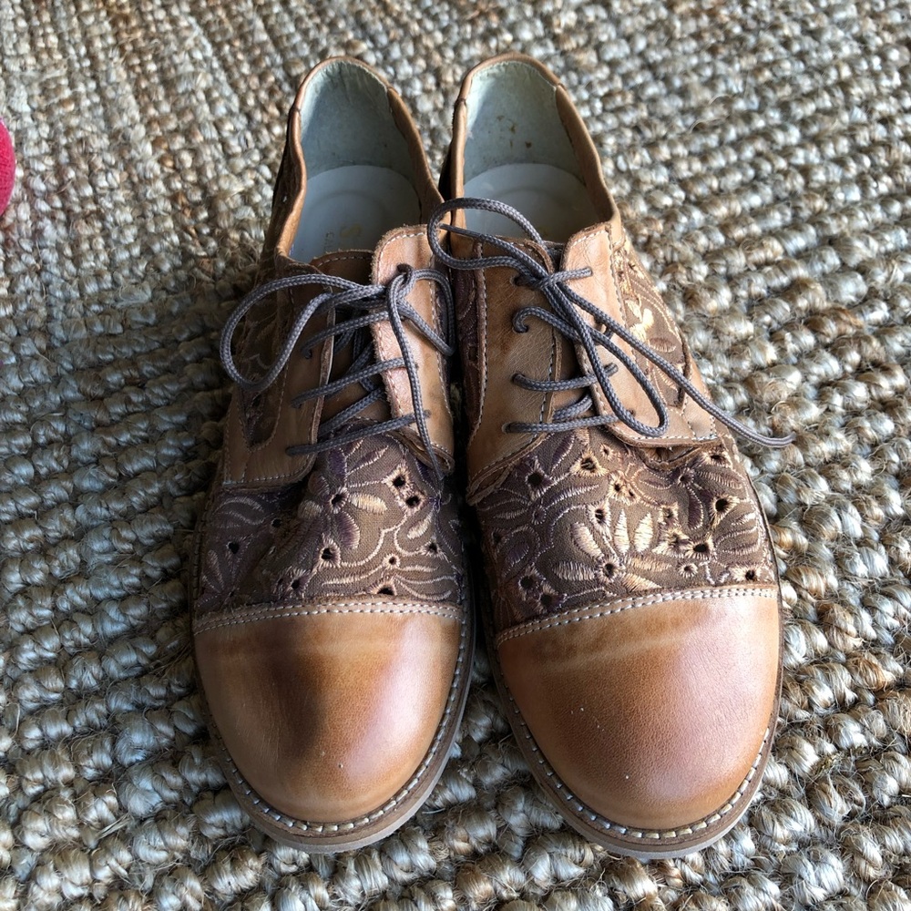 Women’s Brown Lace Oxford Shoes